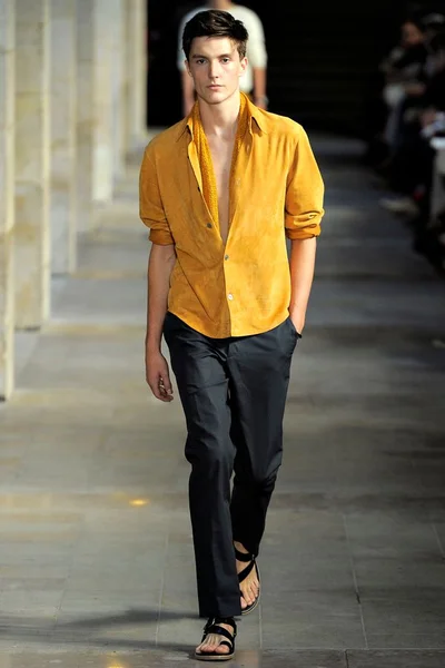 Look 18